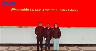 Χιλιανός πελάτης επισκέπτεται ξανά το εργοστάσιο TANK για να ελέγξει την πρόο...