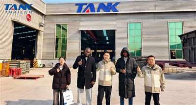 Αφρικανοί πελάτες επισκέπτονται το εργοστάσιο TANK για να επιθεωρήσουν ημιρυμ...