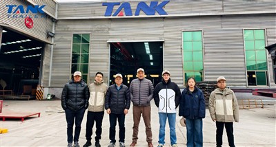 Αργεντινοί πελάτες επισκέπτονται το εργοστάσιο TANK για να επιθεωρήσουν ημιρυ...